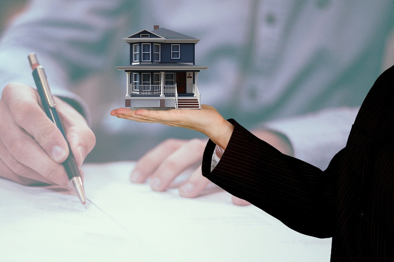 La signature d’un contrat inclut toujours des frais supplémentaires. Mais qui paie les frais d'agence immobilière lors d'une vente ?