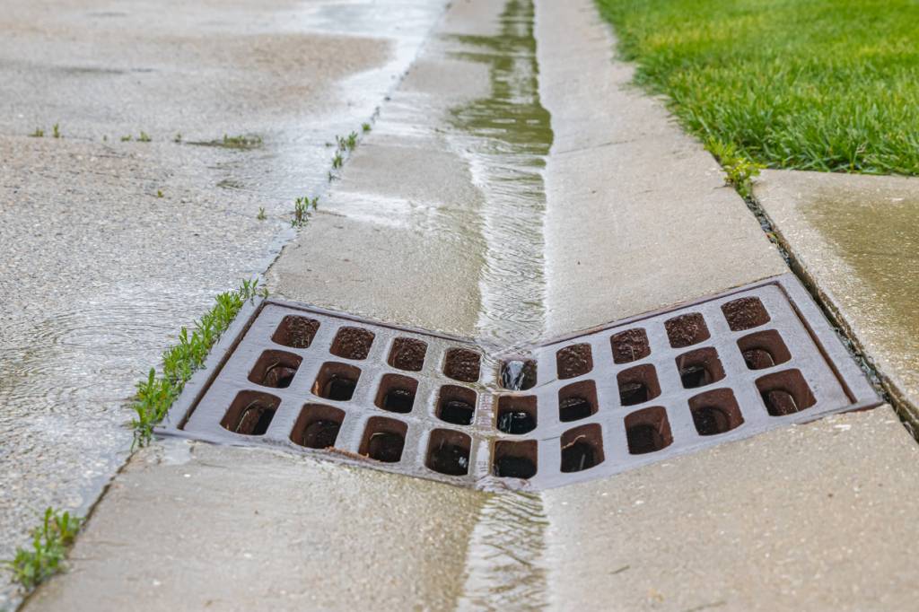 Les caniveaux de drainage prévenir les inondations dans les espaces publics